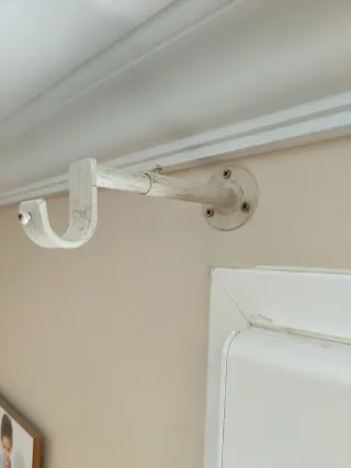 Barra de cortina metal beige con anillas