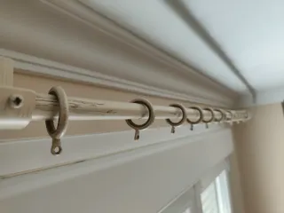 Barra de cortina metal beige con anillas