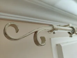 Barra de cortina metal beige con anillas