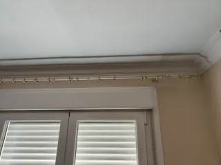 Barra de cortina metal beige con anillas