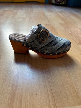 Zuecos Vaqueros con Hebilla Dorada