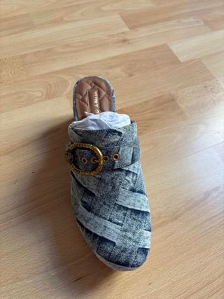 Zuecos Vaqueros con Hebilla Dorada