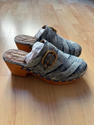 Zuecos Vaqueros con Hebilla Dorada