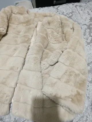 Cazadora beige de pelo sintético