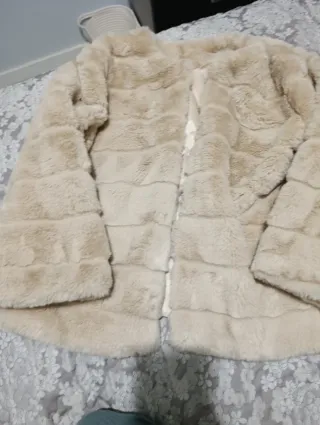 Cazadora beige de pelo sintético