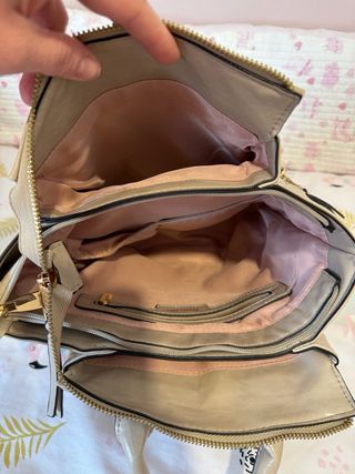 Bolso Binnari Beige con múltiples bolsillos