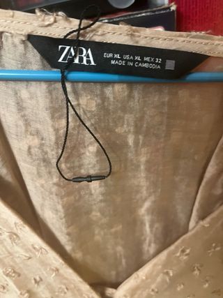 Camisa Zara plumeti beige Escotada Nunca usada