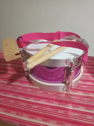 Tambor infantil rosa con baquetas