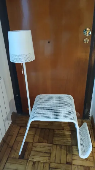 Mesita auxiliar con lámpara Ikea