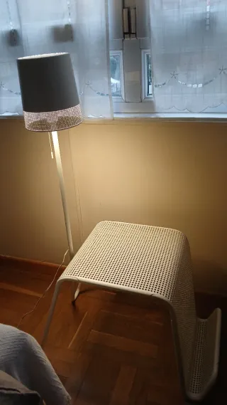 Mesita auxiliar con lámpara Ikea