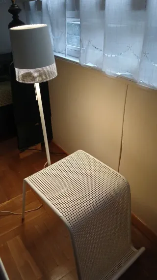 Mesita auxiliar con lámpara Ikea