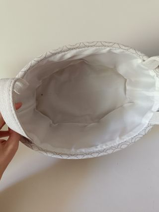 Dos cestos de tela con diseño