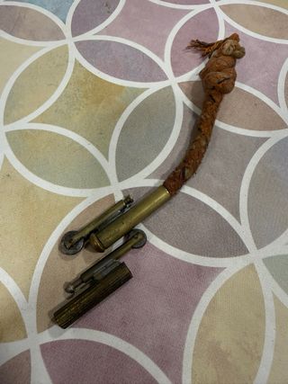 Mechero antiguo de latón y cuerda