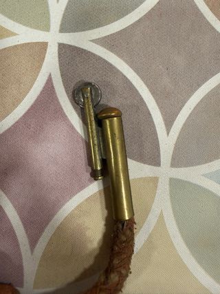 Mechero antiguo de latón y cuerda