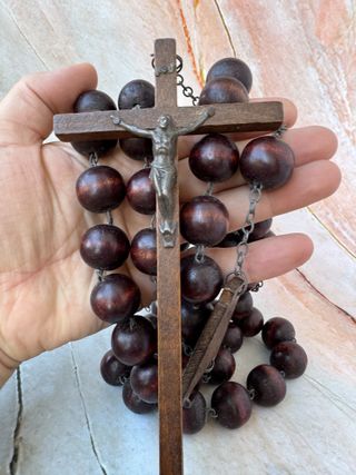 Rosario de madera cuentas grandes crucifijo