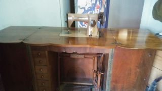 Máquina de coser antigua 1968 con mueble