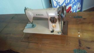 Máquina de coser antigua 1968 con mueble