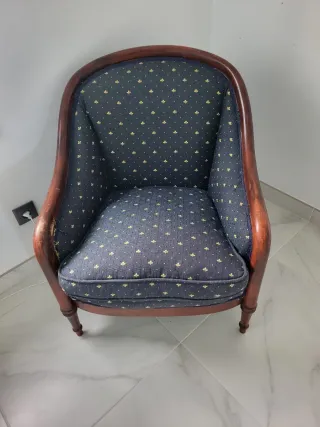 Sillón tapizado azul y madera