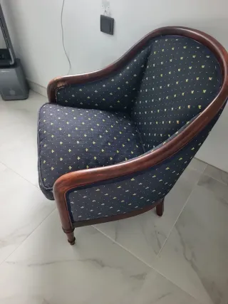 Sillón tapizado azul y madera