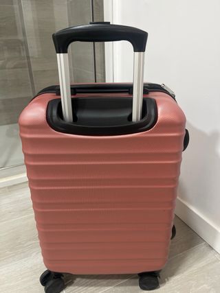 Maleta Amazon Basics Rosa Rígida