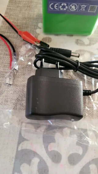 Batería de litio 12v 8Ah nueva con cargador