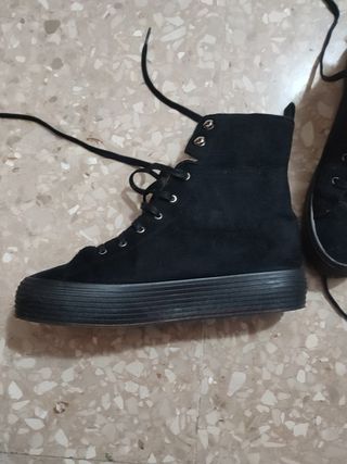 Botines/zapatillas Mustang negros con plataforma.