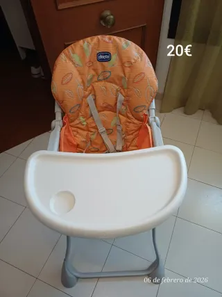 Trona Chicco naranja con estampado de hojas