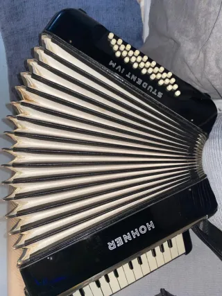 Fisarmonica Hohner Student IV M 32 bassi