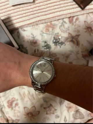 Reloj de pulsera plateado con pedrería