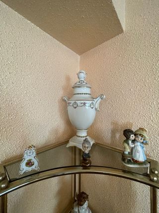 Jarrón de porcelana blanco con guirnaldas