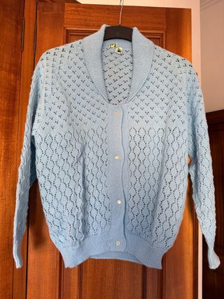 Cárdigan azul de punto calado