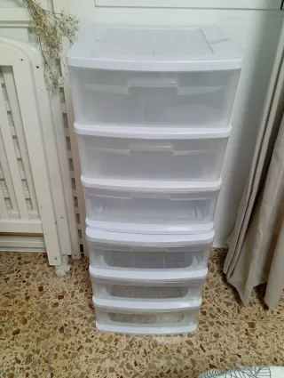 Cajoneras de plástico blancas y transparentes
