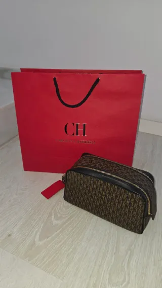 Neceser/estuche maquillaje Carolina Herrera Logo