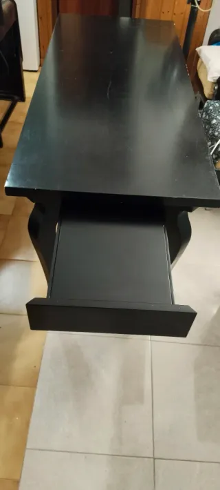 Mesa auxiliar negra de madera