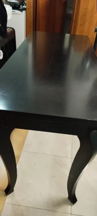 Mesa auxiliar negra de madera