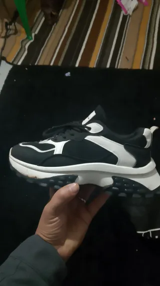 Zapatillas deportivas negras y blancas