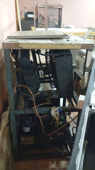 Vetrina espositiva in vetro e marmo