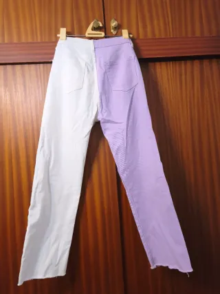 Pantalón vaquero blanco y lila