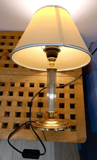 Lámpara de mesa dorada y cristal