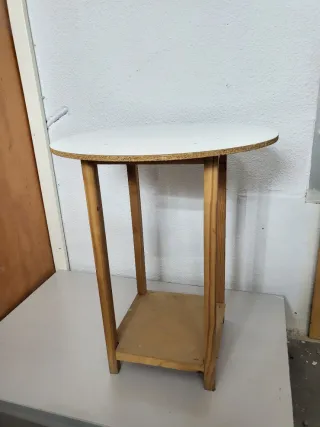 Tavolo ausiliario in legno rustico per lavori in giardino