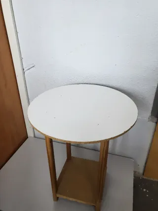 Tavolo ausiliario in legno rustico per lavori in giardino