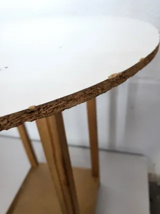 Tavolo ausiliario in legno rustico per lavori in giardino