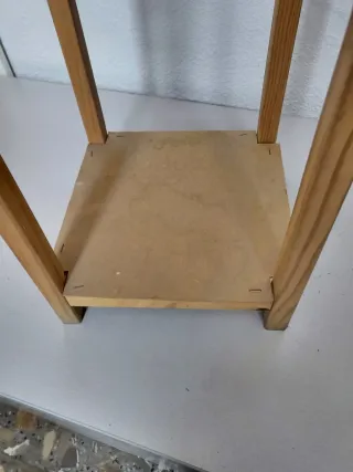 Tavolo ausiliario in legno rustico per lavori in giardino