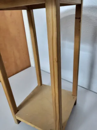 Tavolo ausiliario in legno rustico per lavori in giardino