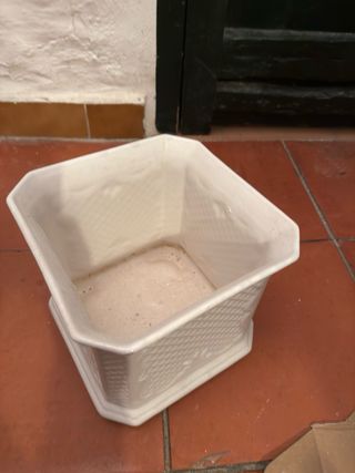 Maceta cerámica blanca diseño labrado