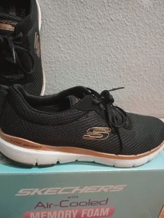 Tenis Skechers Negro y Dorado