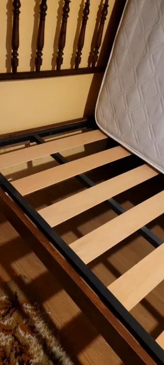 Cama antigua de madera, restaurada,lista para usar