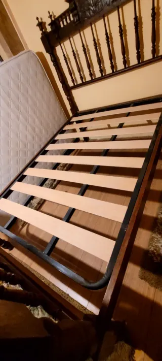 Cama antigua de madera, restaurada,lista para usar