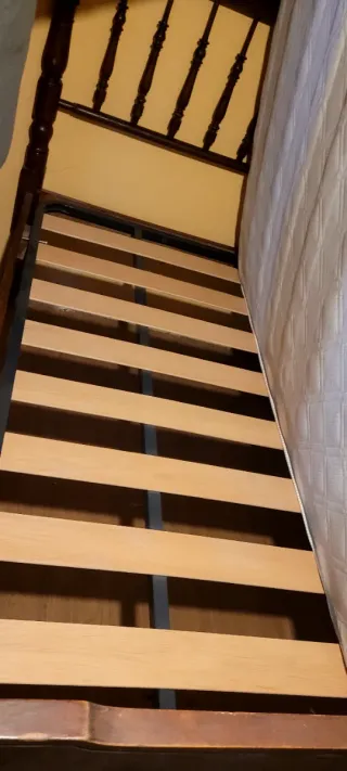 Cama antigua de madera, restaurada,lista para usar