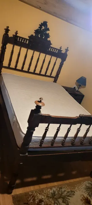 Cama antigua de madera, restaurada,lista para usar